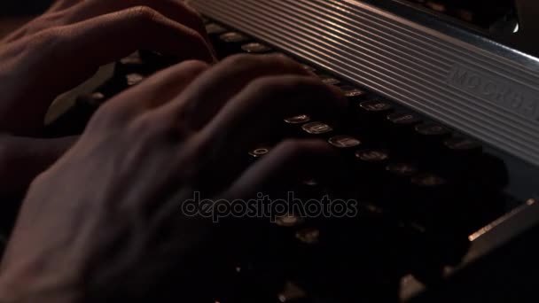 Manos escribiendo en la máquina de escribir vintage. Primer plano del hombre escribiendo con una vieja máquina de escribir. Máquina de escribir — Vídeo de stock