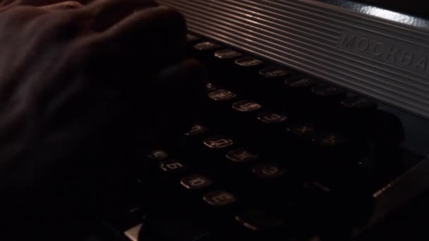 Manos escribiendo en la máquina de escribir vintage. Primer plano del hombre escribiendo con una vieja máquina de escribir. Máquina de escribir — Vídeo de stock