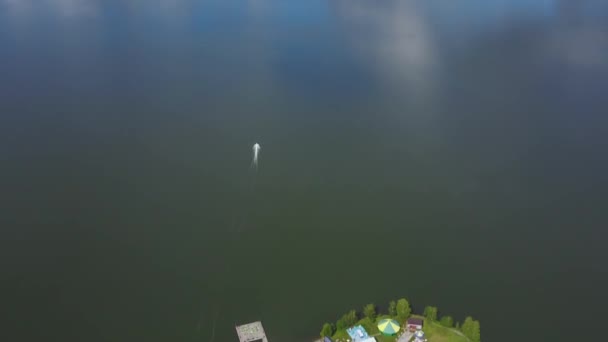 Flygfoto över motorbåt färdas på vattnet. Aerial viev i båt på sjön och vackra landskap med himmel — Stockvideo