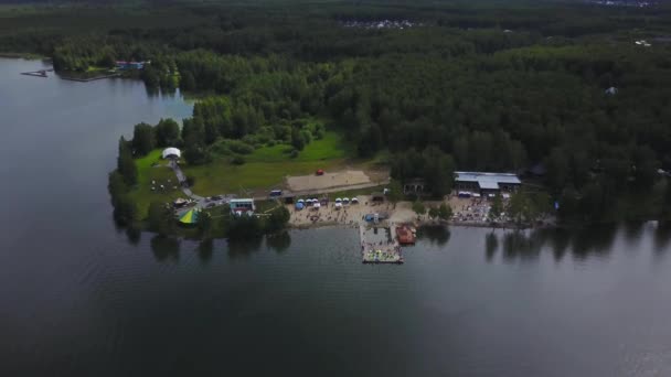 Légifelvételek fa mólón-a kék tó felett. Kicsi dokkoló és hajóval a tó. A hajók mólón. Légifelvételek — Stock videók