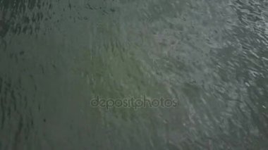 Büyük mavi göl arka plan ile orta dalgalar düz aşağı bakıyor. Mavi nehir havadan görünümü