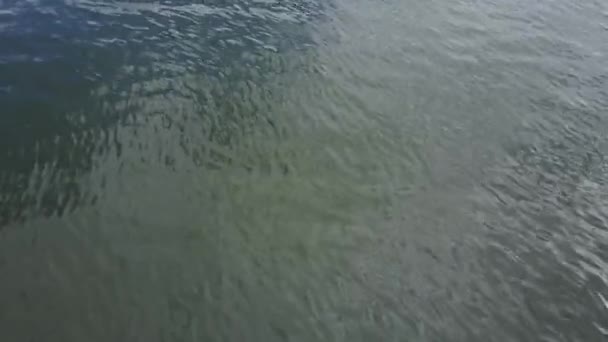 まっすぐ見て適度な波と広大な青い湖の背景。青い川の航空写真 — ストック動画