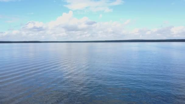 곧장 찾고 적당 한 파도 함께 광대 한 푸른 호수 배경. 블루 강의 항공 보기 — 비디오