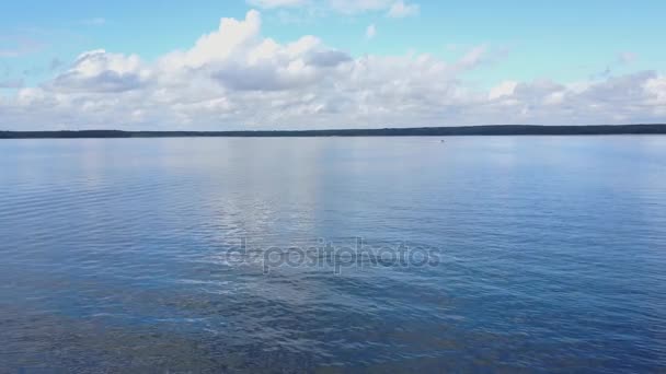 Mañana en el tranquilo lago con el reflejo de las nubes y la costa en el agua. Hermoso lago ladscape. Lago tranquilo viev ladscape — Vídeo de stock