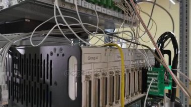 Veri merkezinde ağ paneli, anahtar ve kablo