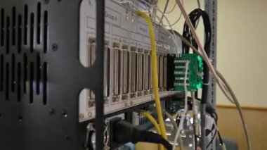 Veri merkezinde ağ paneli, anahtar ve kablo