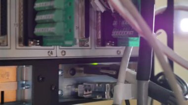 Veri merkezinde ağ paneli, anahtar ve kablo