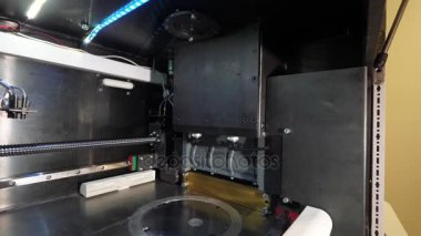 Şekil yakın çekim makro yazdırma Modern 3d printerlere harcama maddeler. Otomatik üç boyutlu 3d yazıcı laboratuvar