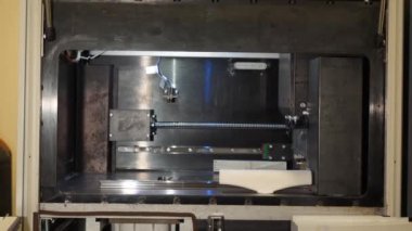 Otomatik üç boyutlu 3D yazıcı ürün oluşturmayı gerçekleştirir. Modern 3D baskı veya katkı maddesi üretimi ve robot otomasyon teknolojisi