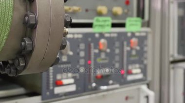 Büyük gri makine çok ayrıntılara ve göstergeleri ile. Büyük çelik krom imalatı makine kontrol paneli, milleri ve teller ile