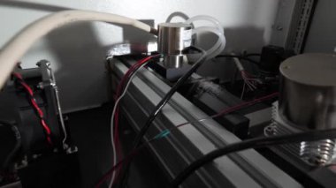 3d yazıcı tasarım stüdyosu çalışma kapatın. Elektronik üç boyutlu plastik yazıcı çalışması sırasında. Proses baskı bir nesne içinde 3D printerlere harcama maddeler