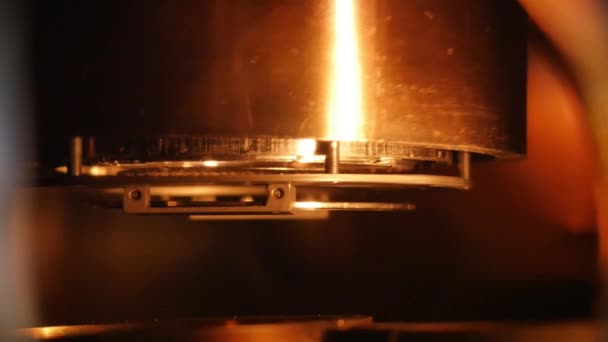 詳細マクロ。ミル機マクロの金属からの困難な細部の処理 — ストック動画