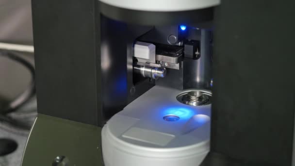 Κοντινό πλάνο, 3d εκτυπωτή που λειτουργεί στο στούντιο σχεδιασμού. Ηλεκτρονική τριών διαστάσεων πλαστικό εκτυπωτή κατά τη διάρκεια της εργασίας. 3D εκτυπωτή στη διαδικασία εκτύπωσης ενός αντικειμένου — Αρχείο Βίντεο