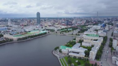 Kuşlar şehir, modern binalar, şehir nehir görünümü göz. Güzel bir şehir havadan görünümü