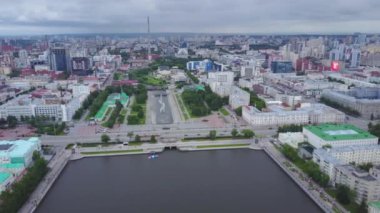 Kuşlar şehir, modern binalar, şehir nehir görünümü göz. Güzel bir şehir havadan görünümü