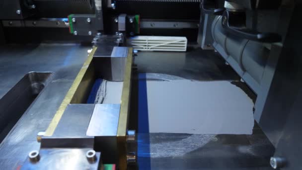Primer plano de la impresora 3D para imprimir la superficie del espejo modelo — Vídeo de stock