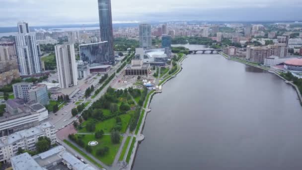 Birds eye vy av staden, moderna byggnader, staden river. Vackra staden Flygfoto — Stockvideo