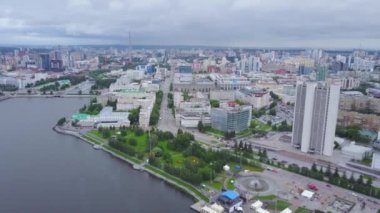 Kuşlar şehir, modern binalar, şehir nehir görünümü göz. Güzel bir şehir havadan görünümü. Büyük modern şehir merkezi yukarıdan izlendi