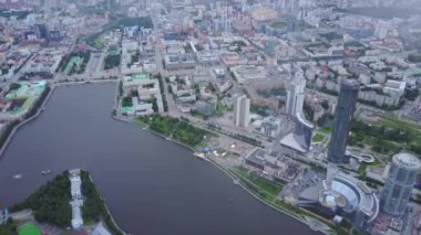 Çatı görünümü panorama kentsel mimarileri ve nehir ile gün batımında. Güzel bir şehir havadan görünümü