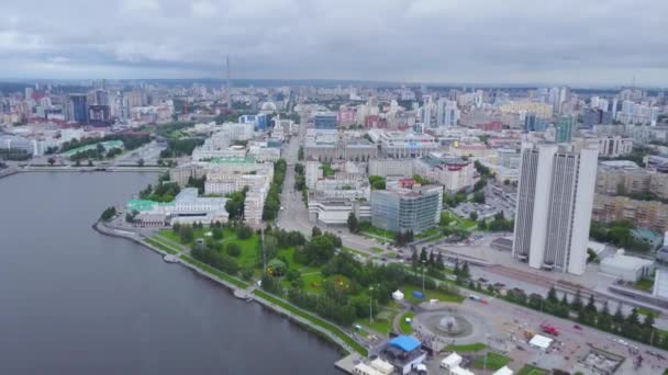 Oiseaux vue sur la ville, bâtiments modernes, rivière de la ville. Belle vue aérienne de la ville. Grand centre-ville moderne vu d'en haut — Video