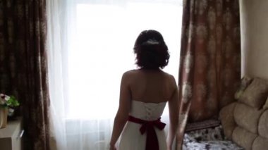 Bir gelinlik kız. Gelin pencerenin yanında. Gelinlik. Gelin gelinlik bir lüks daire