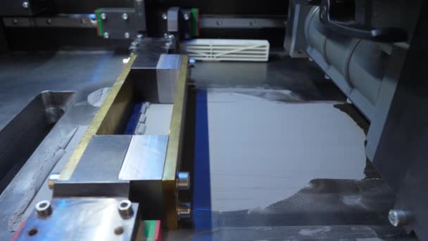 Imprimante 3D fonctionnelle. Mécanisme d'imprimante 3D fonctionnant yelement conception de l'appareil pendant les processus. Imprimante 3D de travail proche du processus. Imprimante 3D moderne figure macro gros plan 