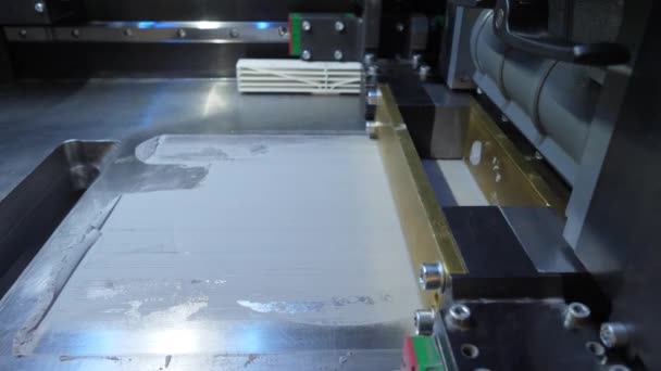 Praca drukarki 3d. Praca yelement konstrukcja urządzenia podczas procesów 3D mechanizmu drukarki. Praca drukarki 3d z bliska procesu. Nowoczesne drukarki 3d drukowanie rysunek szczegół makro — Wideo stockowe