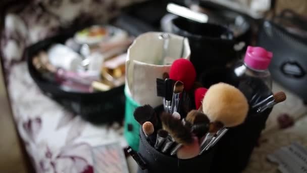 Närbild av borstar, makeup applikatorer. Svarta borstar för make-up. Smink kosmetika i omklädningsrum — Stockvideo