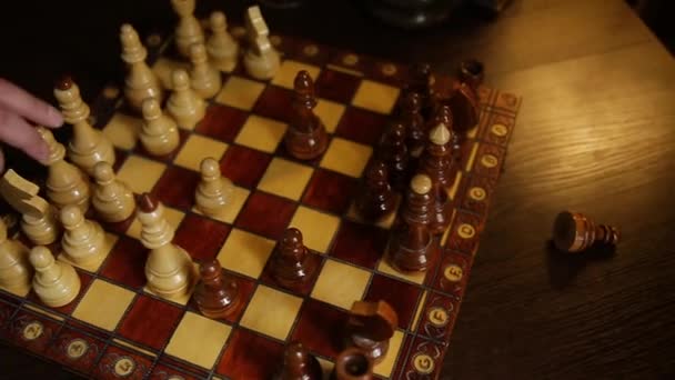 Juego de ajedrez, el jugador hace un movimiento las piezas blancas del Alfil en el tablero que el Hombre juega y hace un movimiento decisivo al Alfil. Figura de ajedrez de mano humana — Vídeo de stock