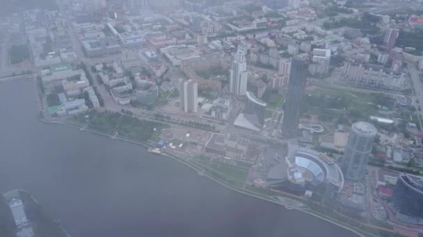 Una vista aérea del centro de Moscú mirando sobre el río Moscú. Vista superior del centro de la ciudad en Moscú. Vista aérea del horizonte de la ciudad rusa por la tarde con las luces sobre la hora azul — Vídeo de stock