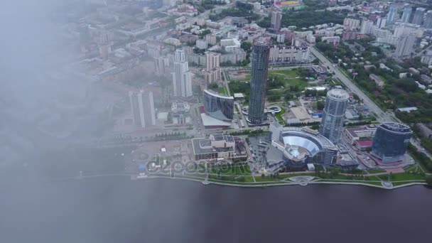 Una vista aérea del centro de Moscú mirando sobre el río Moscú. Vista superior del centro de la ciudad en Moscú. Vista aérea del horizonte de la ciudad rusa por la tarde con las luces sobre la hora azul — Vídeo de stock