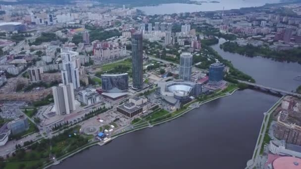 Una vista aérea del centro de Moscú mirando sobre el río Moscú. Vista superior del centro de la ciudad en Moscú. Vista aérea del horizonte de la ciudad rusa por la tarde con las luces sobre la hora azul — Vídeo de stock