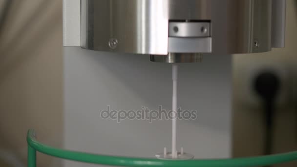 Um banco de nitrogênio líquido contendo amostras de esperma e ovos. Armazenamento congelado no banco de esperma — Vídeo de Stock