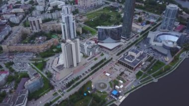 Şehir merkezindeki bir havadan görünümü Moskova Nehri Moskova arıyorum. Üstten Görünüm Moskova'da orta şehrin. Işıkları ile öğleden sonra mavi saatten fazla Rus şehir manzarası havadan görünümü