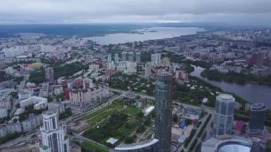 Şehir merkezindeki bir havadan görünümü Moskova Nehri Moskova arıyorum. Üstten Görünüm Moskova'da orta şehrin. Işıkları ile öğleden sonra mavi saatten fazla Rus şehir manzarası havadan görünümü