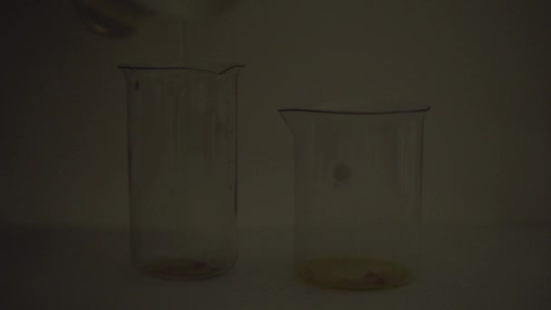 Experiencia química, reacción química fluorescente en el matraz de vidrio — Vídeo de stock
