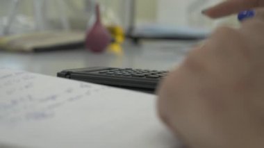 Kız hesap makinesi üzerinde denetimler dikkate alır. Eller kadın hesap makinesi para. Tutan kadın Ofis çalışanları piyasa analiz tamamlanmamış belgeler Arşiv belgelerinin düzenlenmesi