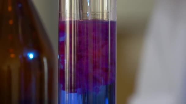 Вчений розглядає синій візерунок хімічних речовин у фласках. охорона здоров'я та медична концепція. Вчений є певною діяльністю з експериментальної науки, як змішування хімічних речовин — стокове відео