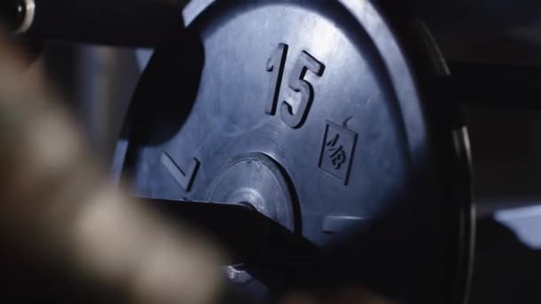 Je me prépare au banc de presse. Les mains à la craie. Avec un haltère préparant une vue différente. Prise de vue verticale d'un banc de musculation athlétique dans un gymnase gros plan — Video