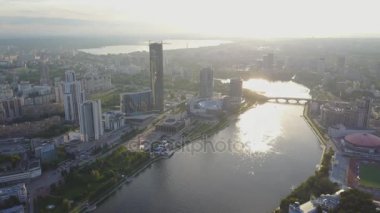 Kuşlar şehir, modern binalar, şehir nehir görünümü göz. Güzel bir şehir havadan görünümü. Büyük modern şehir merkezi yukarıdan izlendi