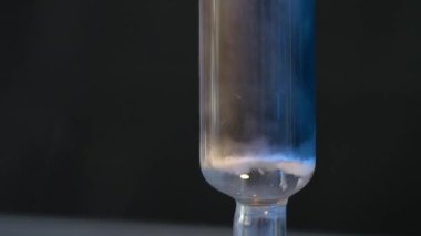 Duman bir tablo ile bardak kimyasal laboratuvar ölçme.
