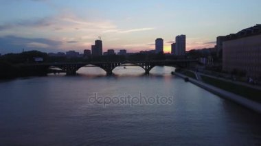 Kuşlar şehir, modern binalar, şehir nehir görünümü göz. Güzel bir şehir havadan görünümü. Büyük modern şehir merkezi yukarıdan izlendi