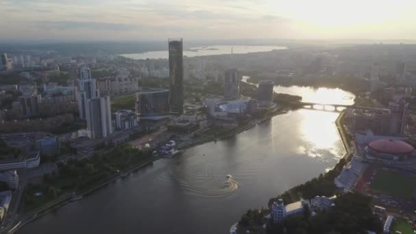 A madártávlatból nézet város, a modern épületek, a city river. A gyönyörű város légifelvételek. Nagy modern városközpont nézett-ból fenti — Stock videók