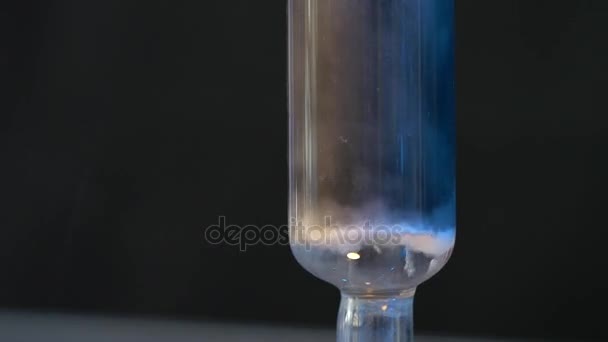 Measuring glass with smoke on a table of a chemical laboratory. — Stock Video