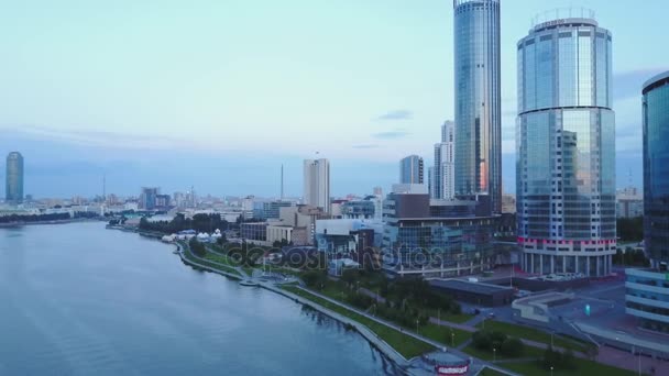 새 눈 보기 시, 현대 건물, 도시 강. 아름 다운 도시 공중 볼 수 있습니다. 위에서 본 큰 현대 시 센터 — 비디오