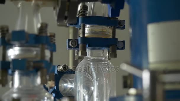 Il liquido scorre attraverso un tubo trasparente. Esperienza in laboratorio chimico — Video Stock