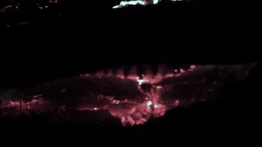 Ahşap için için yanan ahşap için için yanan günlük yazma. Yangında yandı yanan günlükleri kapatın. İçin için yanan yanan kül ve kömürlerin ateşle kaydeder