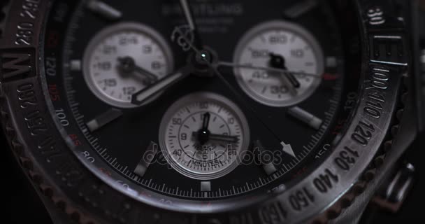 Vista da vicino dell'orologio da polso uomo di lusso. Dettaglio di un orologio di lusso su sfondo nero. Focus selettivo, bassa profondita 'di campo. Macro orologio da polso Mans — Video Stock