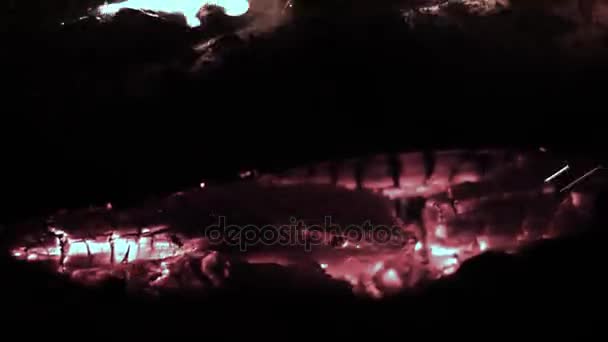 Madeira em chamas, madeira em chamas, lenha em chamas. Queimar troncos queimados no fogo de perto. Smoldando troncos em chamas com cinzas e carvões — Vídeo de Stock