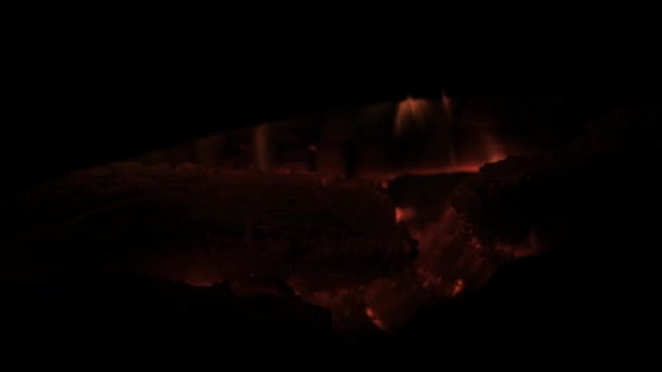 Η καύση ξύλου σιγοκαίει σιγοκαίει αρχείο καταγραφής του ξύλου. Εσωτερικη καίγοντας κούτσουρα ψημένα στη φωτιά. Σιγοκαίει καίγοντας κούτσουρα στην πυρκαγιά με την στάχτη και τα κάρβουνα — Αρχείο Βίντεο